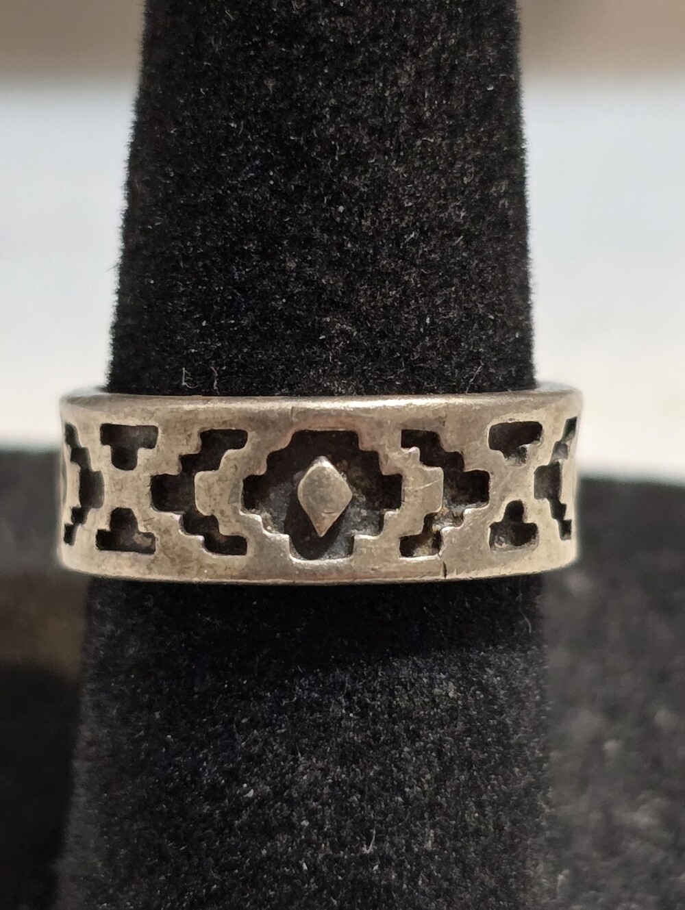 Vintage Native American Designer 'SHUBES' Sterling Silver Stamped Band Size 5